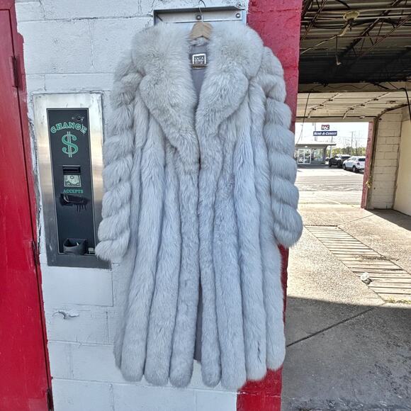 Rare Saga Fox White Fur Coat | Arctic Glamour, Spiral Sleeves, Bridal or Archive - Picture 2 of 16